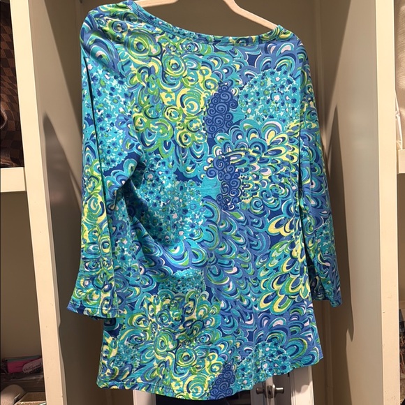 Lilly Pulitzer Blue Graphic Blouse with V-Neck and 3/4 Sleeves - Picture 2 of 2
